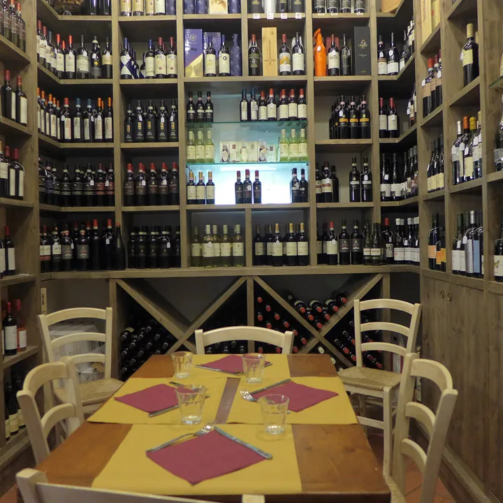 Noen få bord i lokalet.