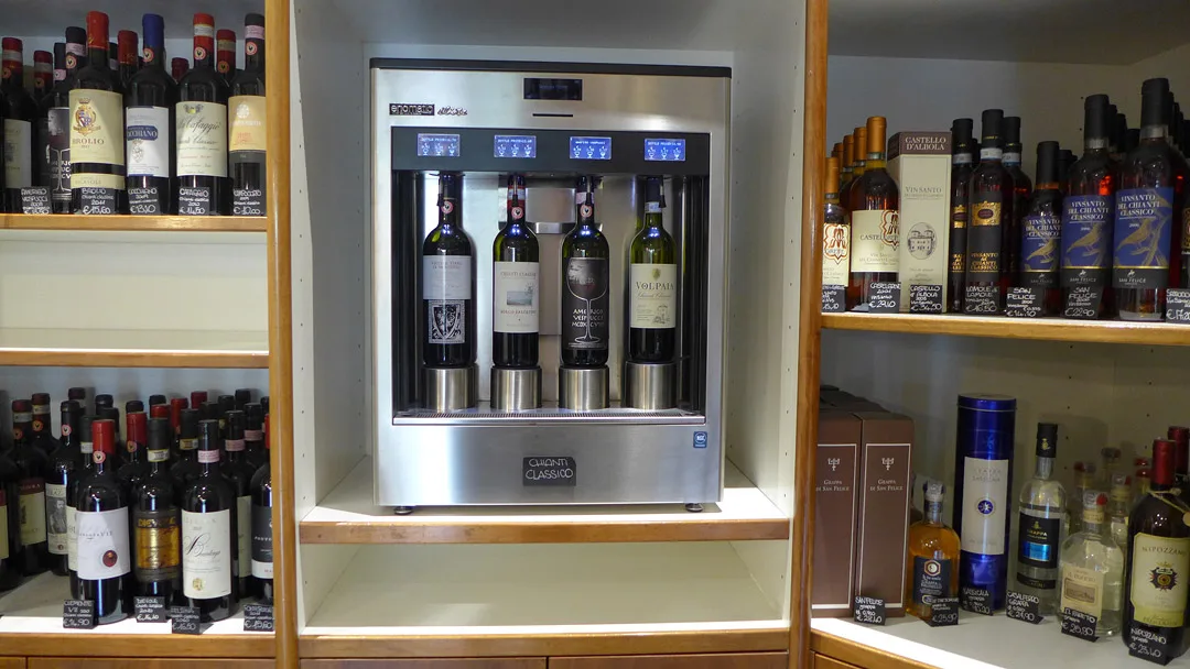 Kjøp et vinkort og smak deg gjennom butikken... Vel, da må du fylle på kortet noen ganger, for det er mange maskiner her.