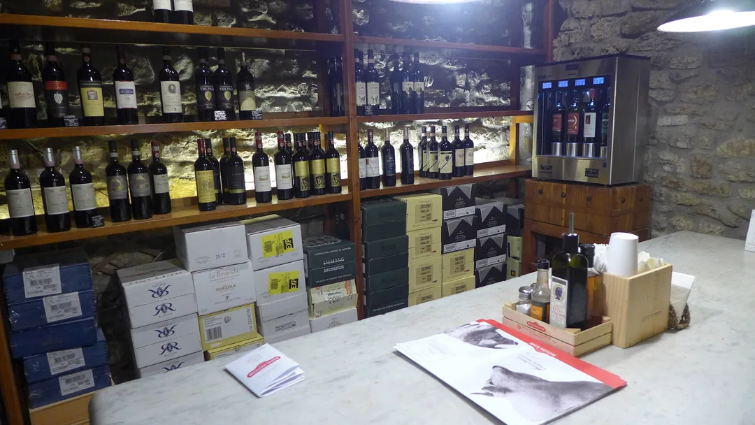 Innerst i hulen. Det er her Brunello-vinene står. Et perfekt sted for meg!
