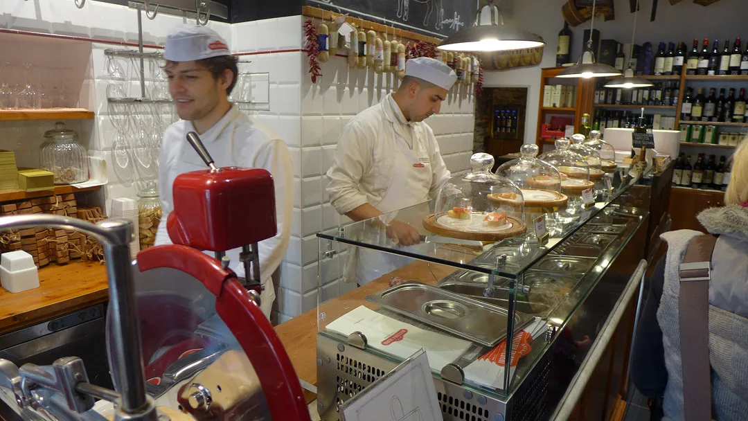 Her skjæres det skine og pølser