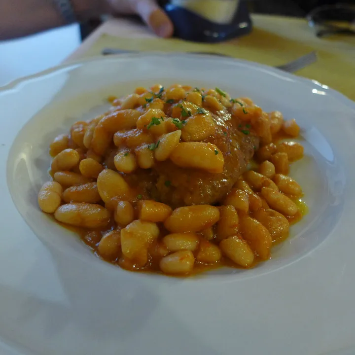 Erik velger kjøttfulle pølser med hvite bønner, tomater, salvie og masse olivenolje. Konge!