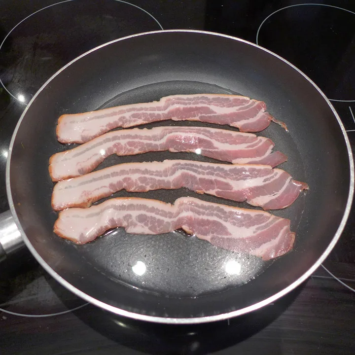 Stekes i litt vann. En selvmotsigelse egentlig, men vi får se når vannet fordamper.