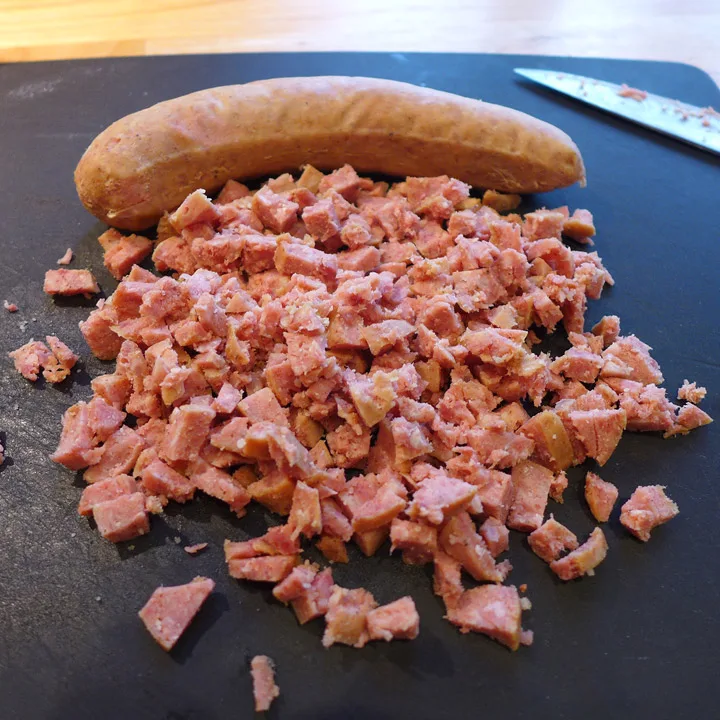 Pølsene skjæres i små biter.