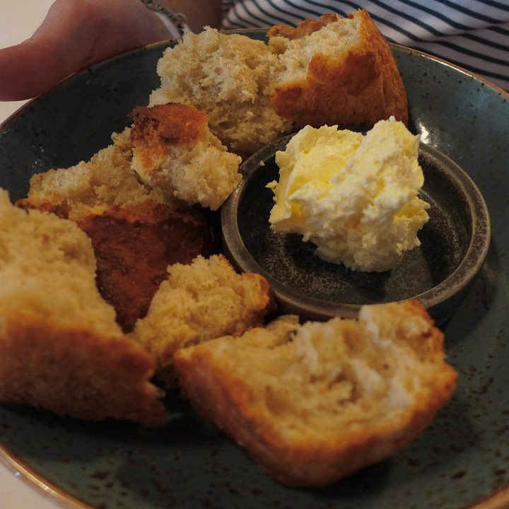 Herlig nybakt brød og nykjernet smør