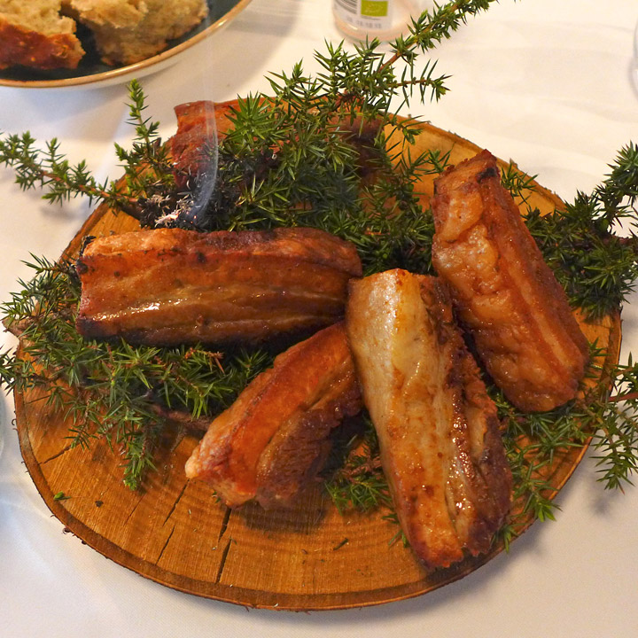 Tredje rett: Bornholmst svin som er konfitert, asparges, ramsløksblader, margbein og øl. Dette smeltet på tungen!