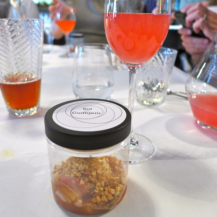 Gjæret rabarbrasaft fra Bornholms mosteri