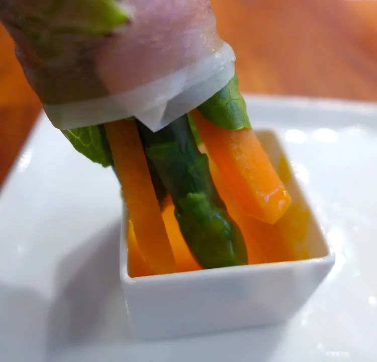 Dypp vårrullen i egget.