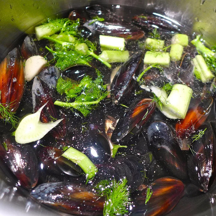 Damp blåskjellene. Ta vare på den deilige kraften du får fra blåskjellene. Det blir en herlig suppe!