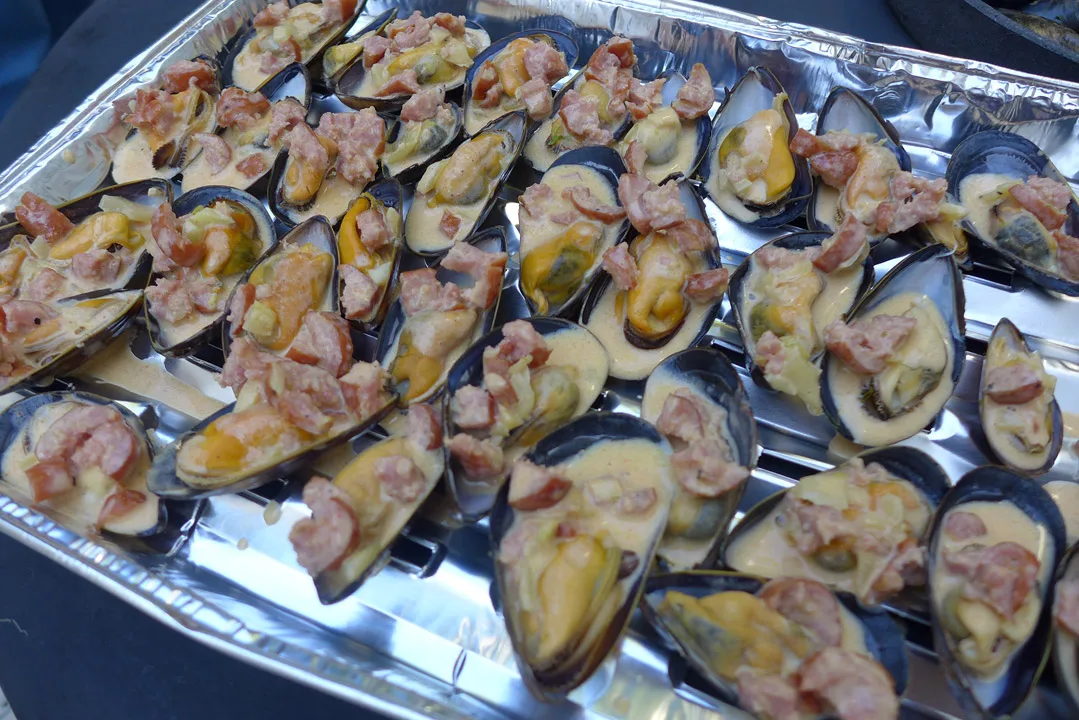 Hell på saus og sett brettet på brillen med lokket på