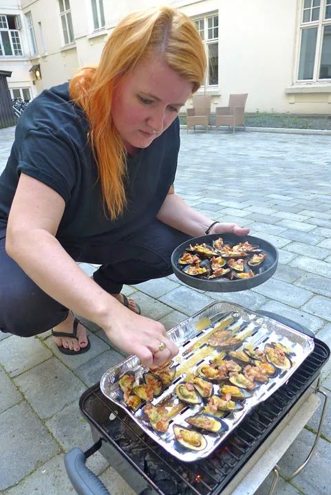 Ta av skjellene og legg dem stødig over på serveringsfatet.