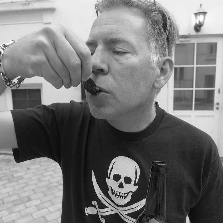 Bruk skjellet som en skje og nyt fyllet.