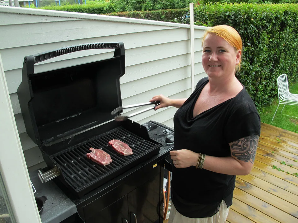 Grilløving i hagen til Cecilie.