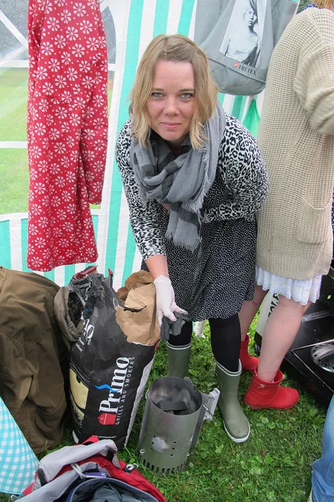 Strand Invitational BBQ Championship. Grillpikene grilet i skjørt og slagsstøvler. Ikke helt samme stil på grillgutta ellers i konkurransen. 