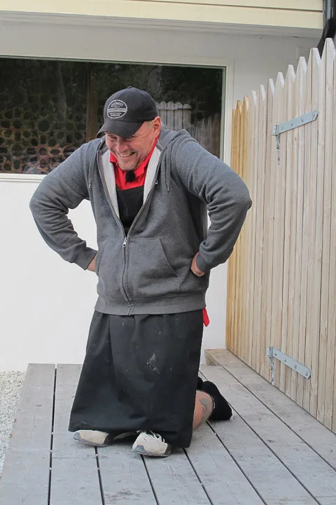 Hans Petter slår ihjel litt ventetid mellom filmingen.