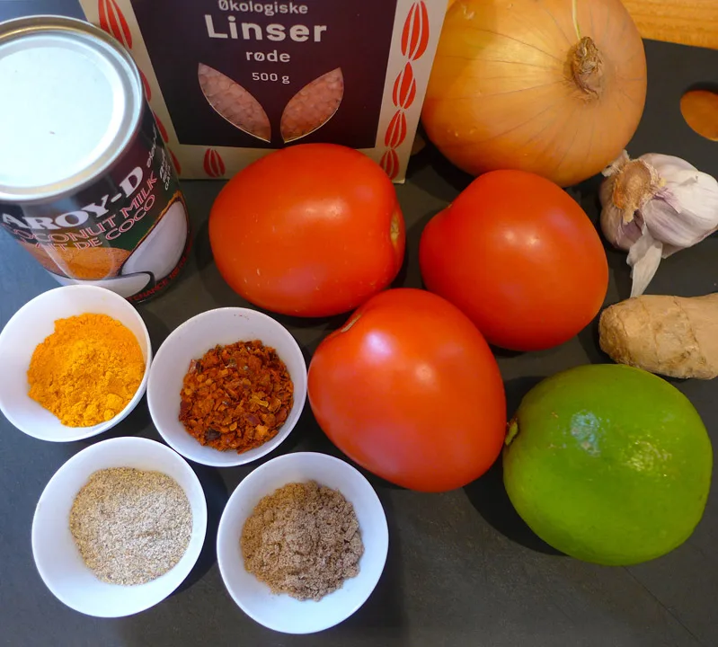 løk, hvitløk, tomater, ingefær, lime, røde linser, kokosmelk, gurkemeie, chili, kardemomme og koriander.