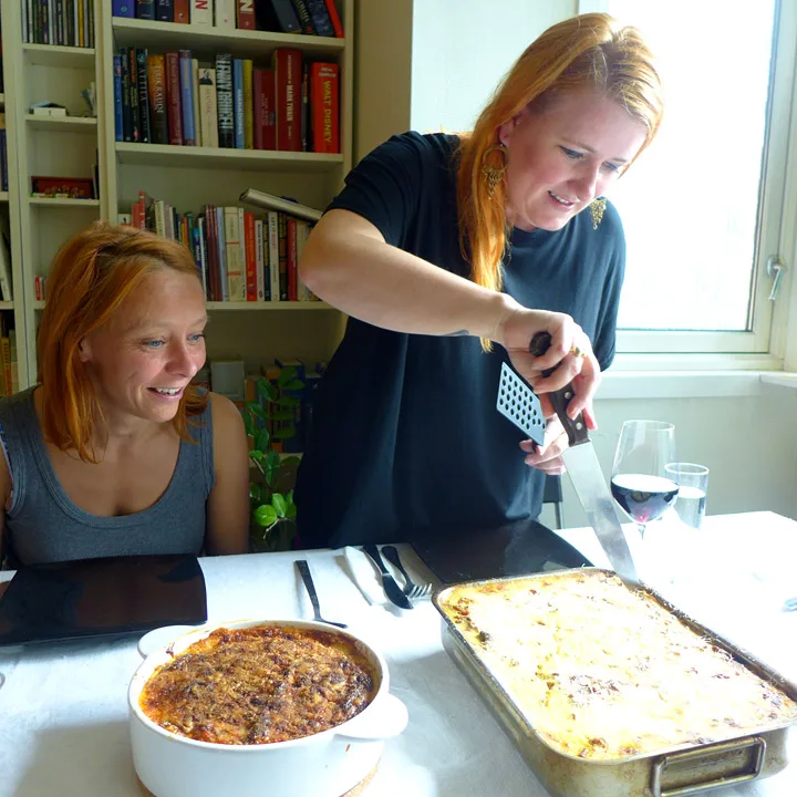 Jeg har fått æren av å skjære i moussakaen.