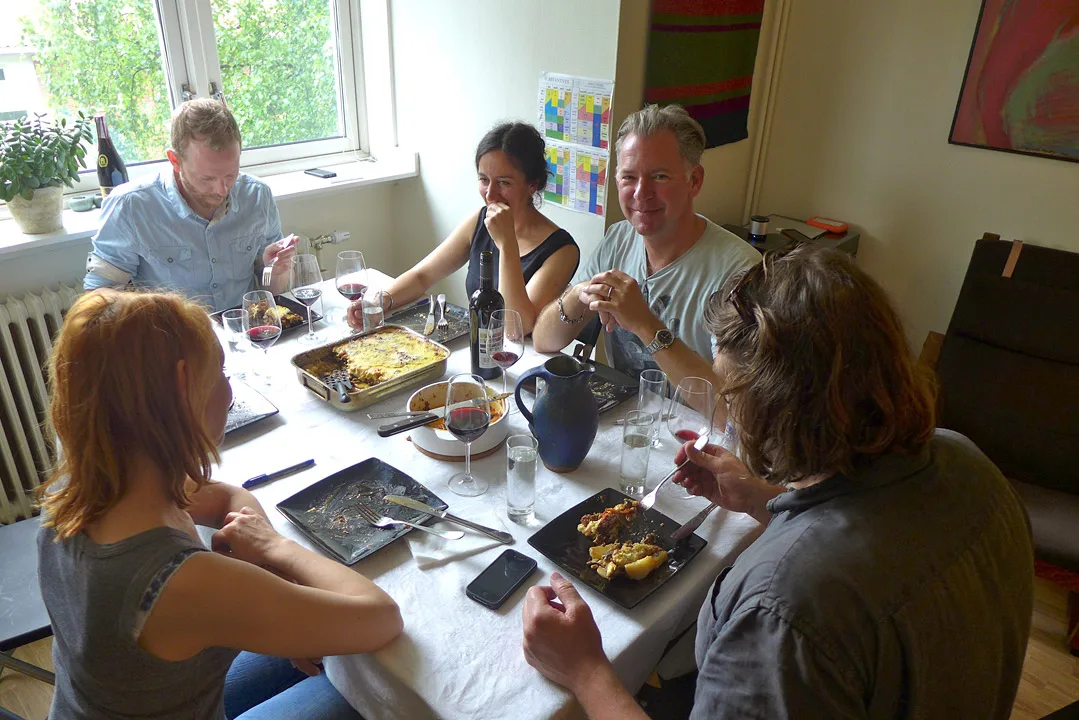 Arild og Kjartan har nå fått komme inn til oss andre for å smake på de to rettene.