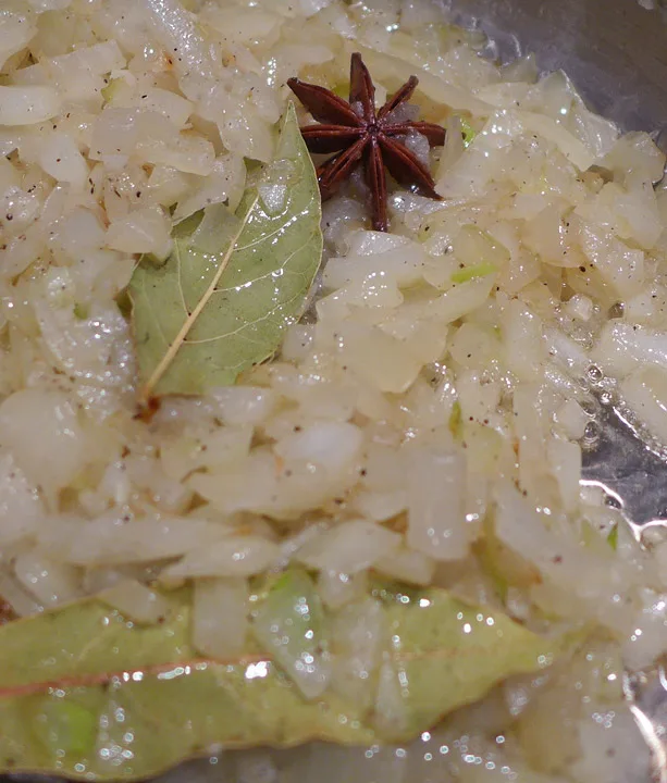 Løk surres mykt i ca 10 minutter.