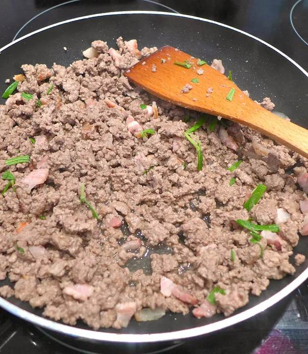 Kjøttdeig, bacon og rosmarin.