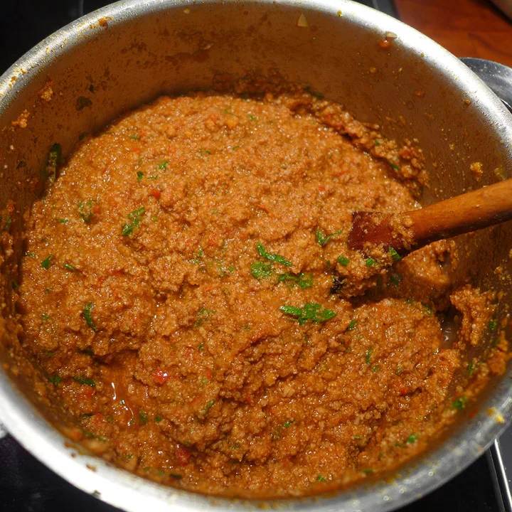 Kjøttsausen etter en runde med stavmikseren.