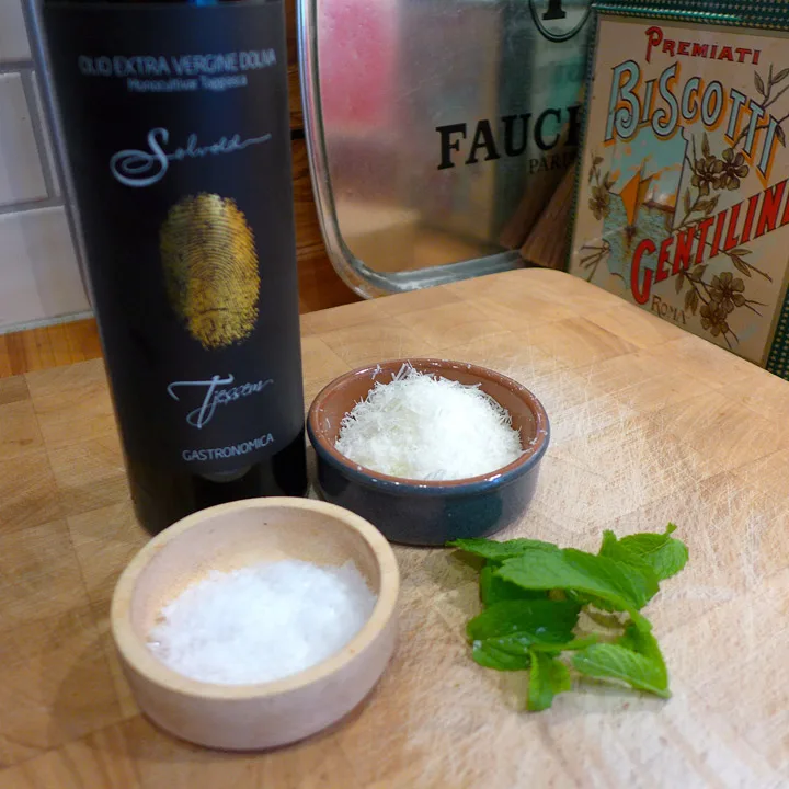 God olivenolje, flaksalt, mynteblader og parmesan. Herlige smaker.