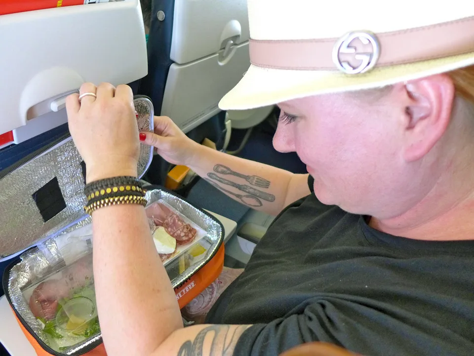 Vel inne på flyet åpner jeg matboksen fra Gordon.