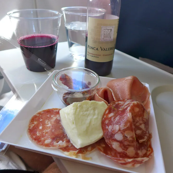 Forrett: Italienske spekepølser, oliven og buffalo mozzarella.