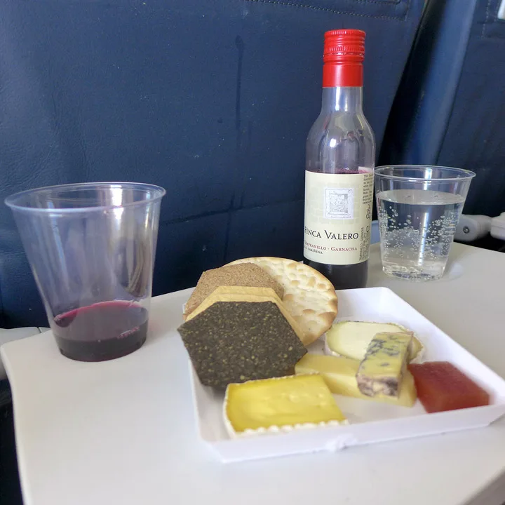 Dessert: Et stort utvalg engelske oster, kjeks og kvedegelé.