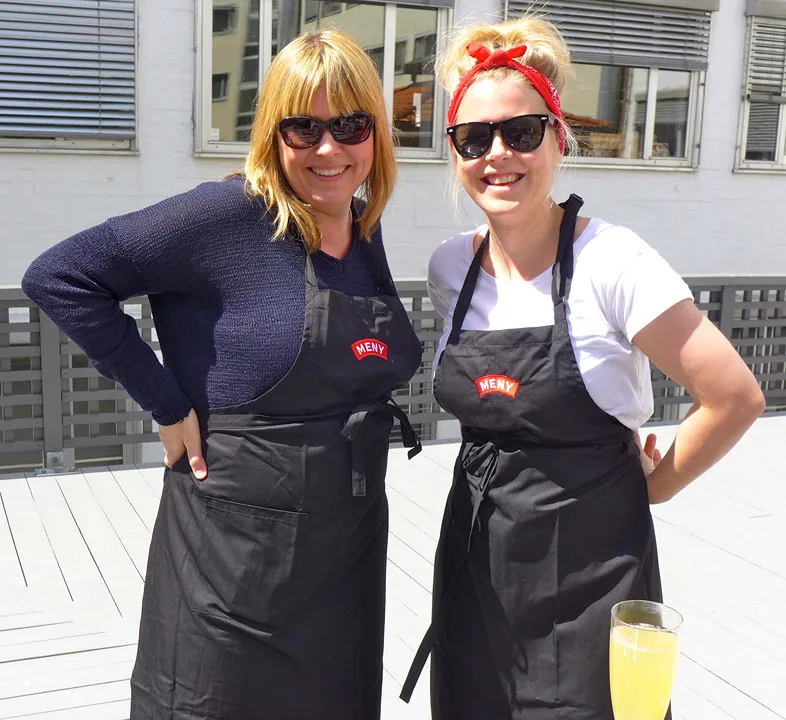 Siri og Silje i sommersolen.