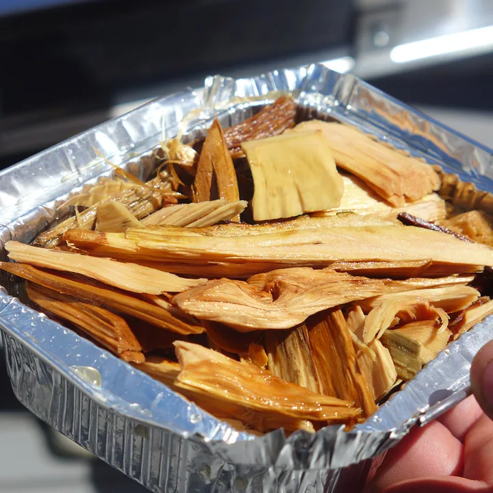 Røykflisen (eple) bløtlegges en timestid før bruk. Dette for at flisen ikke skal brenne opp med en gang.