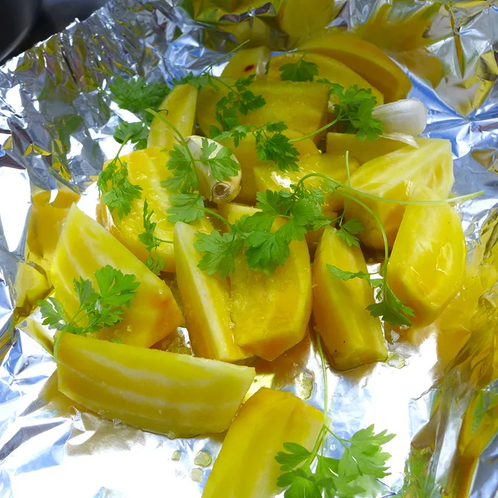 Beter i folie på grillen.