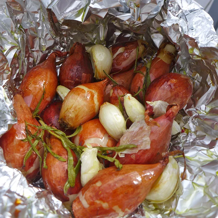 Bakte løk i folie på grillen.