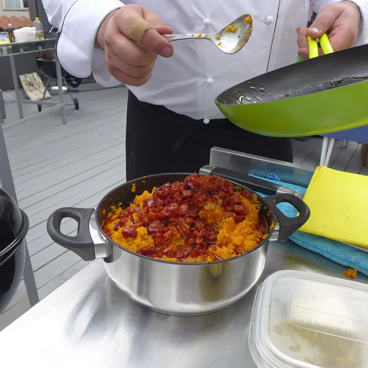 Søtpotetmosen blandes med chorizo.