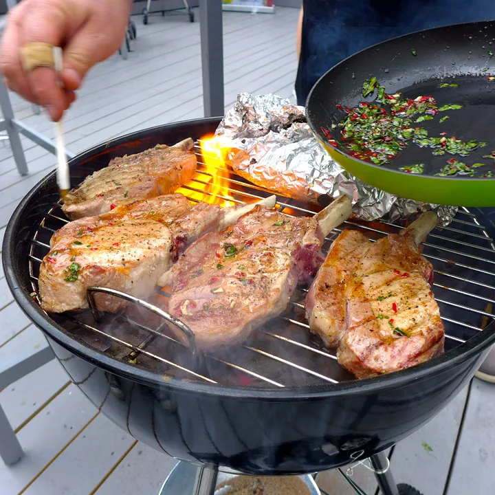 Svinecarréen pensles med oljen.