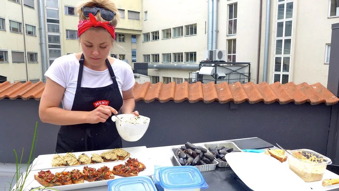 Silje legger fyll på de grillede brødskivene.