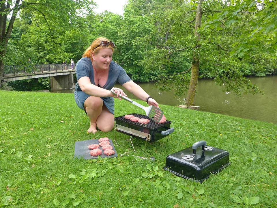 Her griller jeg burgere.