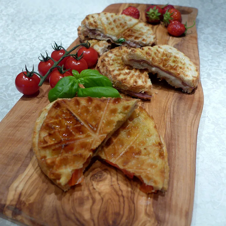 Deilige ostesmørbrød laget i vaffeljernet.