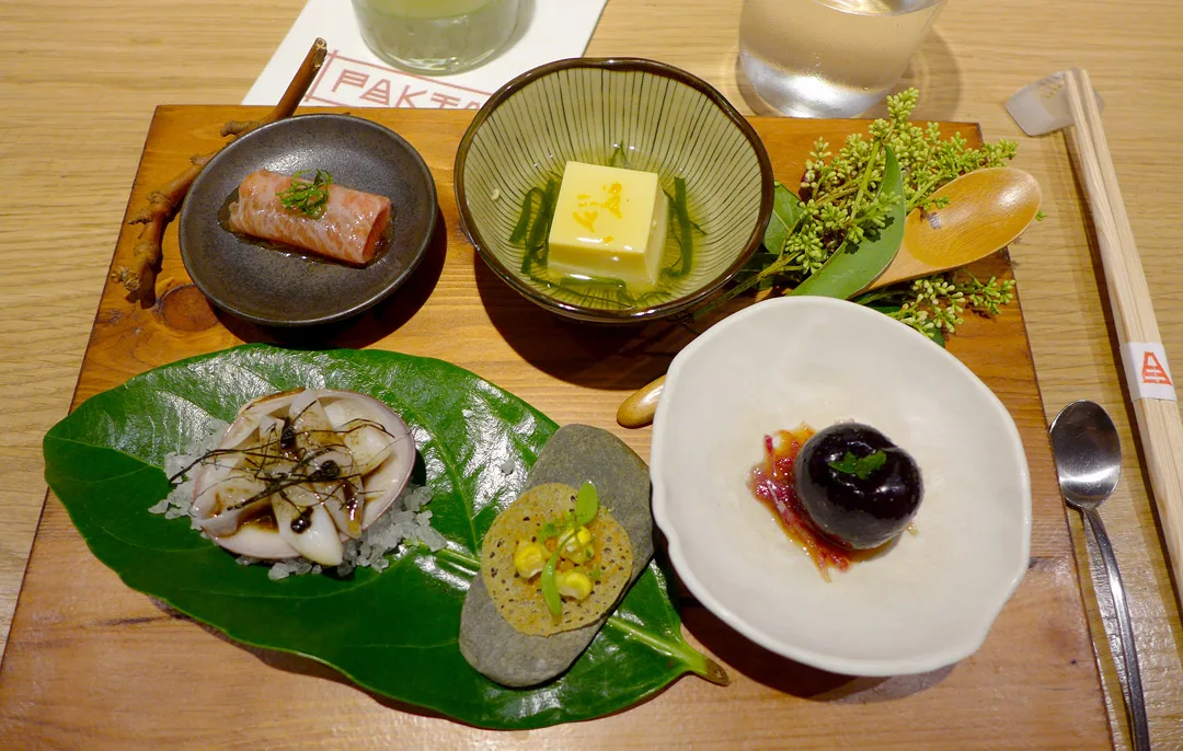 Honzen Ryori: Toro with spicy gel Razor clam with tamarind sauce and nori Tamago-dofu Corn Tuile Cherry with kimchi For en symfoni av smaker!