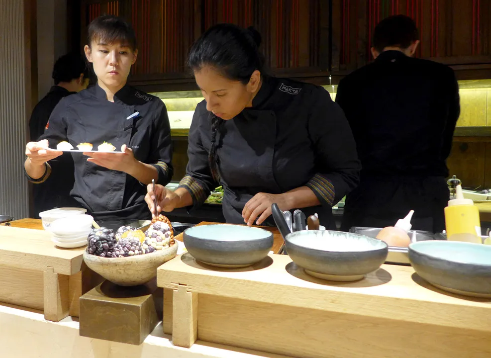 Vi satt rett ved kjøkkenet.