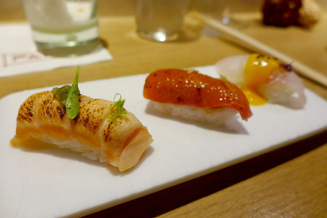 The Nigiris: Market fish nigiri with smoked “ají Amarillo” Tuna nigiri with “anticuchera” sauce Salmon nigiri with aburi. En nytelse.