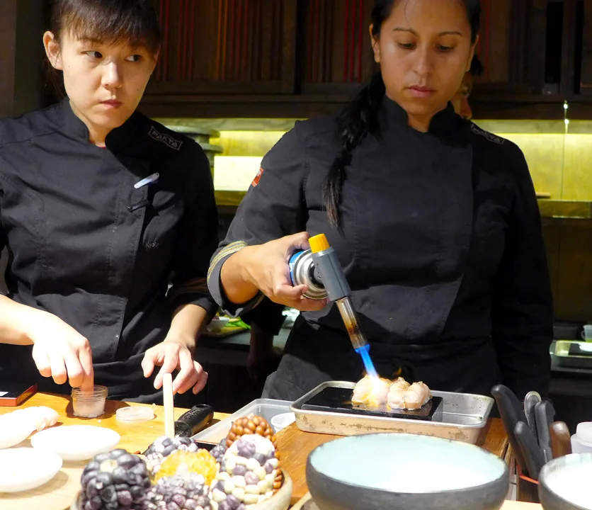 Her brennes toppen på sushibitenen.