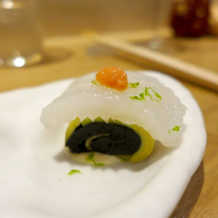 Squid maki causa with soy sauce and mentaiko. Litt vanskelig konsistens, men god smak.