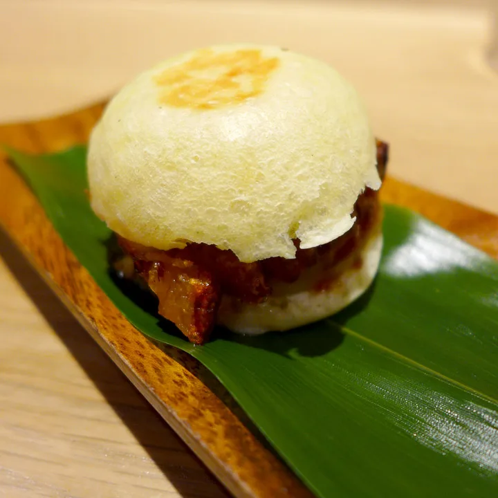 Suckling pig gyoza. Miniburger med pattegris? Aldri feil! To til, takk!