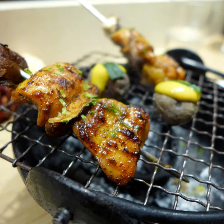 Grilled chicken “Anticucho”. Nydelig grillspyd med sopp og små saltbakte poteter med grillet chilimojo.