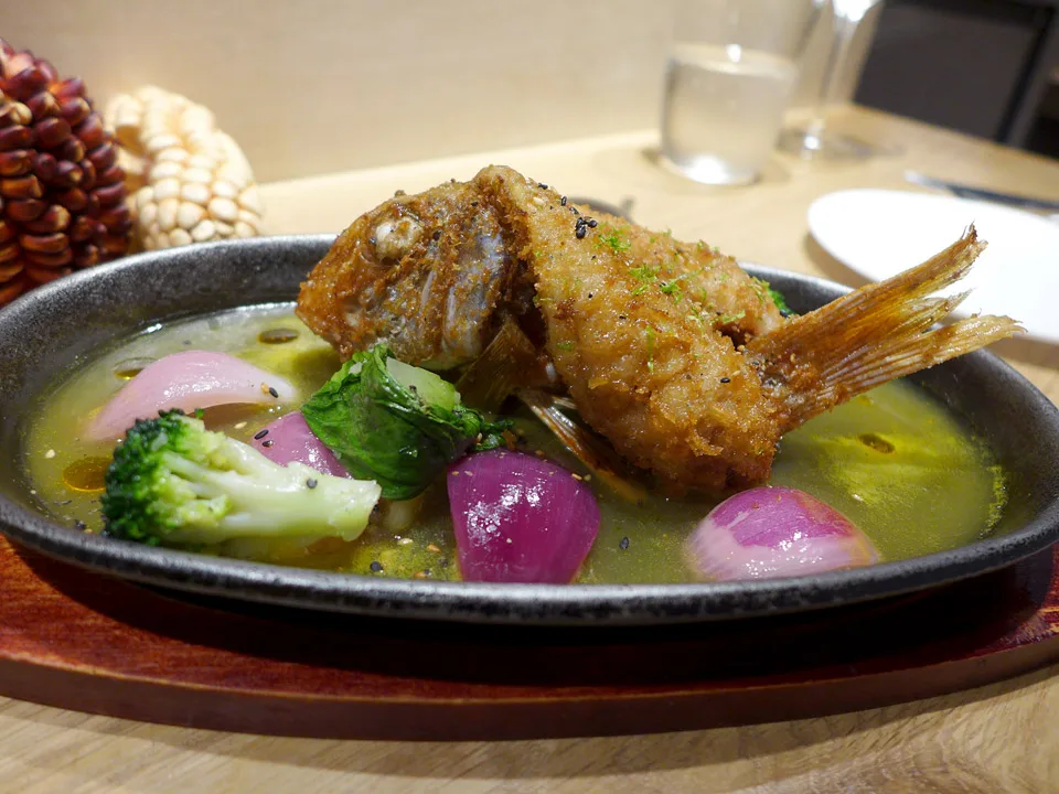 Fried rockfish with “escabeche” sauce. Erik hatet denne retten. Jeg syntes den var deilig. Konsistensen på fisken var litt kompakt, så den er nok ikke for alle.