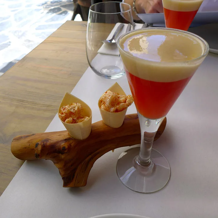 Starter med deilig cocktail på huset laget av vermut og appelsin. Som snacks til fikk vi ribbesvor med tomat og reker.