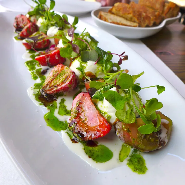 Den vakreste salaten: Tomat, jordbær, basilikumolje og parmesanskum.