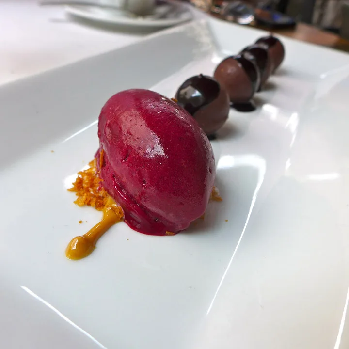 Sjokoladekuler med solbæris ogf hasselnøttkrem. Denne hadde vi også i fjor.