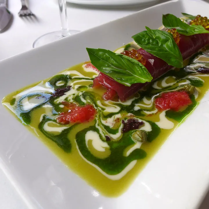 Vi måtte ha denne! Vi hadde den i fjor, og den er bare så god! Tunfiskrullade med middelhavssmaker.