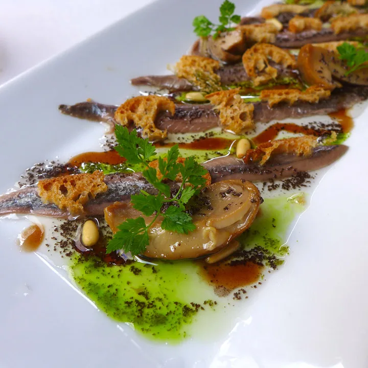 Ansjoser, steinsopp, trøffel, pinjekjerner og honning. Vi er egentlig ikke superfan av ansjoser, men disse var virkelig gode.